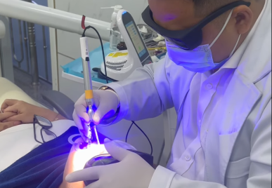 Chiếu Laser Chữa Lành Vết Thương & Tẩy Trắng Răng Hiệu Quả Tại Nha Khoa Nhân Đức
